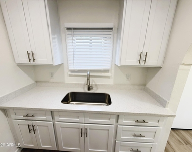906 E Fairmount Avenue - Photo Thumbnail 5