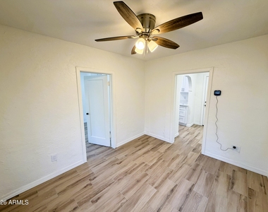 906 E Fairmount Avenue - Photo Thumbnail 7