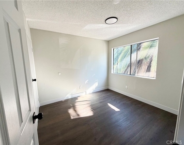 427 E 25th - Photo Thumbnail 7