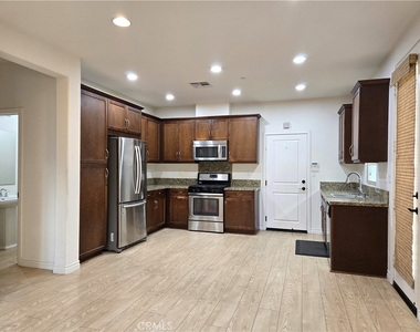 719 E Valencia - Photo Thumbnail 6