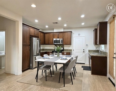 719 E Valencia - Photo Thumbnail 21