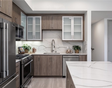 6800 Variel Avenue - Photo Thumbnail 5