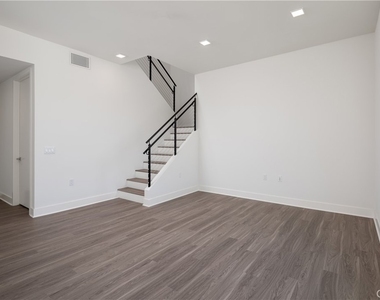 6800 Variel Avenue - Photo Thumbnail 24