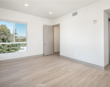 6800 Variel Avenue - Photo Thumbnail 7