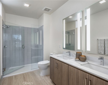 6800 Variel Avenue - Photo Thumbnail 16
