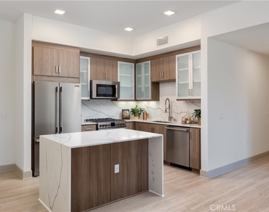 6800 Variel Avenue - Photo Thumbnail 4