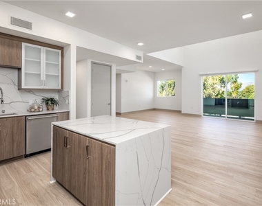 6800 Variel Avenue - Photo Thumbnail 2