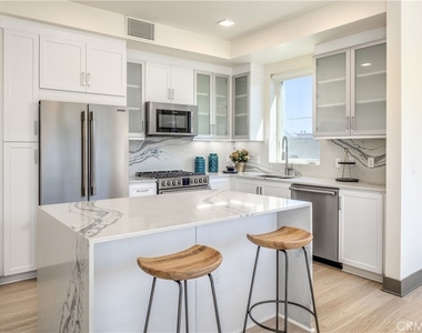 6800 Variel Avenue - Photo Thumbnail 34