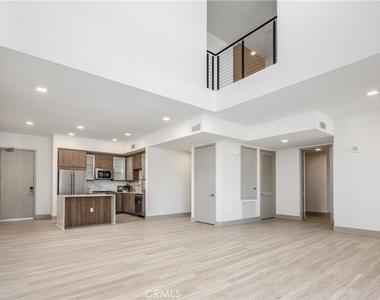 6800 Variel Avenue - Photo Thumbnail 3