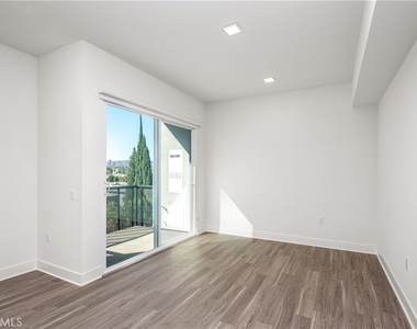 6800 Variel Avenue - Photo Thumbnail 20