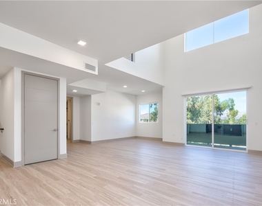6800 Variel Avenue - Photo Thumbnail 1