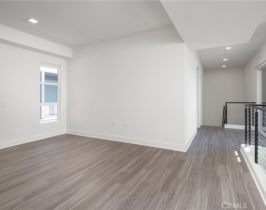 6800 Variel Avenue - Photo Thumbnail 25