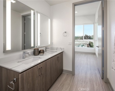 6800 Variel Avenue - Photo Thumbnail 15
