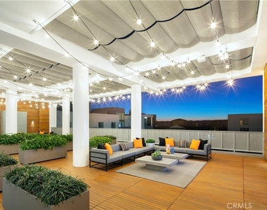 6200 Variel Avenue - Photo Thumbnail 21