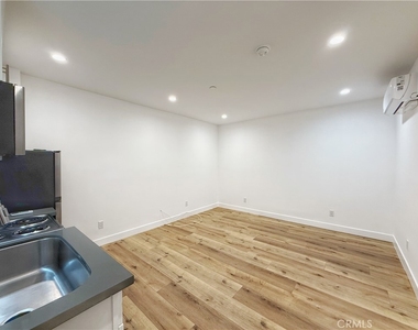 637 635 N Harvard Boulevard - Photo Thumbnail 3