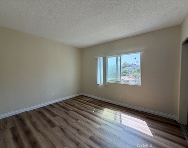 2105 Speyer Lane - Photo Thumbnail 2