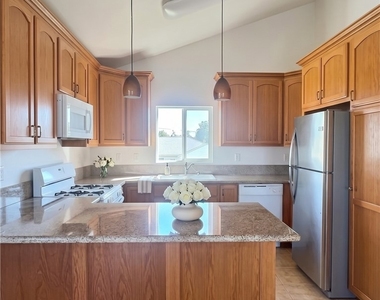 1746 Gramercy Avenue - Photo Thumbnail 3