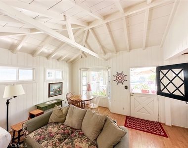 218 Agate Avenue - Photo Thumbnail 2