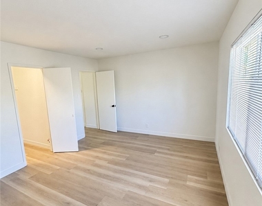 2262 W Colchester Drive - Photo Thumbnail 5