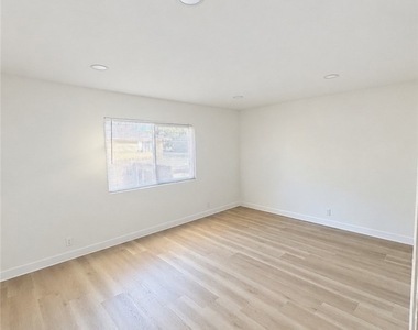 2262 W Colchester Drive - Photo Thumbnail 6