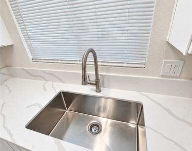 2262 W Colchester Drive - Photo Thumbnail 10