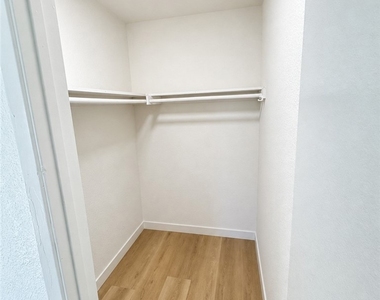 2262 W Colchester Drive - Photo Thumbnail 7