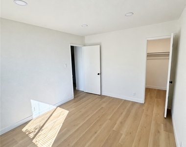 2262 W Colchester Drive - Photo Thumbnail 4