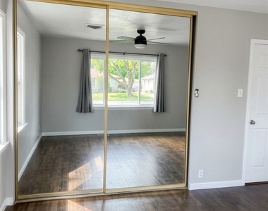 514 E 28th Street - Photo Thumbnail 5