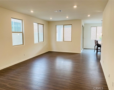 1449 E Laurelwood Drive - Photo Thumbnail 2