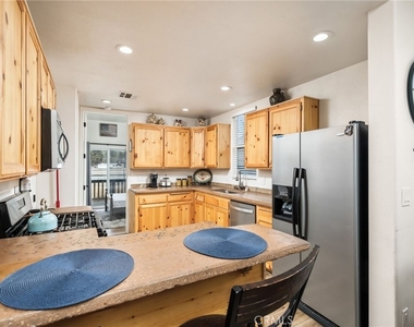 1031 W Fairway Boulevard - Photo Thumbnail 9