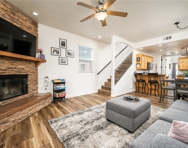 1031 W Fairway Boulevard - Photo Thumbnail 7