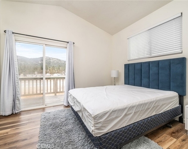 1031 W Fairway Boulevard - Photo Thumbnail 17