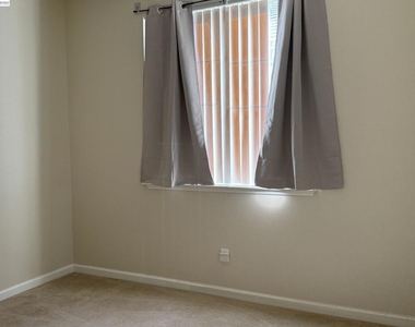 340 Chase St - Photo Thumbnail 16