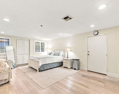 18721 Hatteras Street - Photo Thumbnail 7