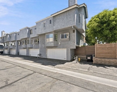 18721 Hatteras Street - Photo Thumbnail 3