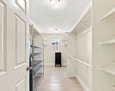 18721 Hatteras Street - Photo Thumbnail 10