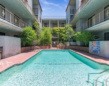2031 S Bentley Avenue - Photo Thumbnail 14