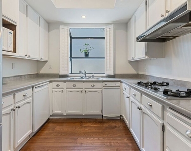 2031 S Bentley Avenue - Photo Thumbnail 5