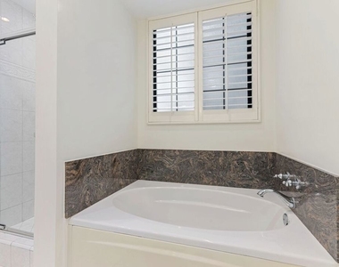 2031 S Bentley Avenue - Photo Thumbnail 10