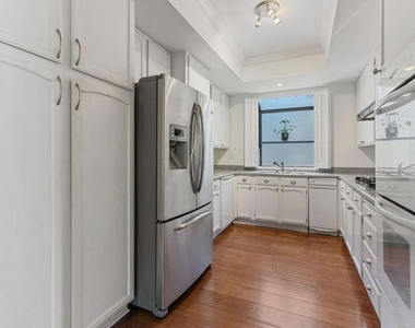 2031 S Bentley Avenue - Photo Thumbnail 4