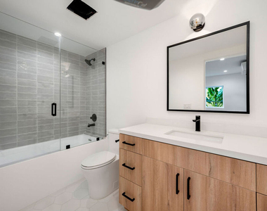 728 3/4 Robinson Street - Photo Thumbnail 6