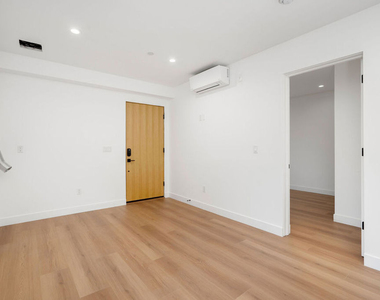 728 3/4 Robinson Street - Photo Thumbnail 3