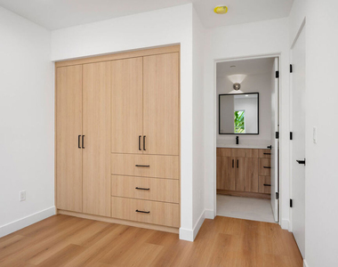 728 3/4 Robinson Street - Photo Thumbnail 4