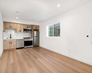 728 3/4 Robinson Street - Photo Thumbnail 2