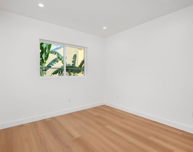 728 3/4 Robinson Street - Photo Thumbnail 5