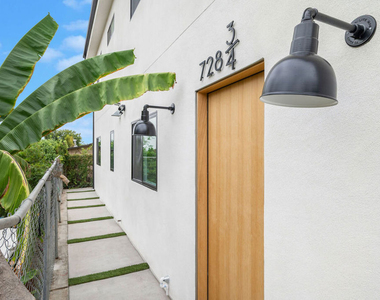 728 3/4 Robinson Street - Photo Thumbnail 1
