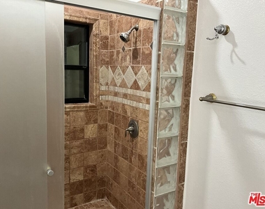 3910 W 182nd Street - Photo Thumbnail 8
