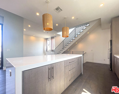 948 N Benton Way - Photo Thumbnail 11