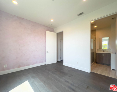 948 N Benton Way - Photo Thumbnail 5