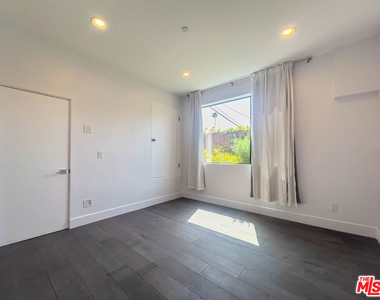 948 N Benton Way - Photo Thumbnail 4